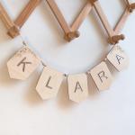 Girlanden aus Holz personalisiert zur Babyparty 