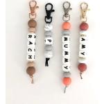 Silberne Schlüsselanhänger mit Namen aus Holz personalisiert für Damen 