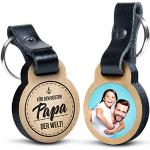 Premium „Für den besten Papa der Welt“ - Foto-Schlüsselanhänger aus Eichenholz mit Gravur und kratzfestem Foto in Farbe - personalisierte Geschenkidee für Muttertag, Vatertag