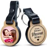 Premium „Für die beste Mama der Welt“ - Foto-Schlüsselanhänger aus Eichenholz mit Gravur und kratzfestem Foto in Farbe - personalisierte Geschenkidee für Muttertag, Vatertag