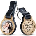 Premium „Für immer an deiner Seite“ - Foto-Schlüsselanhänger aus Eichenholz mit Gravur und kratzfestem Foto in Farbe - personalisierte Geschenkidee für Muttertag, Vatertag