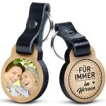 Premium „Für immer im Herzen“ - Foto-Schlüsselanhänger aus Eichenholz mit Gravur und kratzfestem Foto in Farbe - personalisierte Geschenkidee für Muttertag, Vatertag