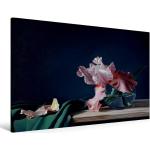 Premium Textil-Leinwand 120 cm x 80 cm quer Verblassende [4059478817890] Ölgemälde, Stillleben mit Tuch und Glasvase, eine einzelne rosafarbene, verwelkende Lilienblüte auf einem Holzbrett