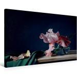 Premium Textil-Leinwand 75 cm x 50 cm quer Verblassende [4059478817913] Ölgemälde, Stillleben mit Tuch und Glasvase, eine einzelne rosafarbene, verwelkende Lilienblüte auf einem Holzbrett