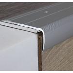 Silberne Treppenkantenprofile aus Aluminium 