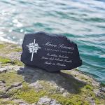 Anthrazitfarbene Erzgebirge Schiefertafeln mit Blumenmotiv aus Stein personalisiert 
