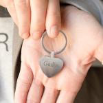 Silberne Schlüsselanhänger mit Namen aus Edelstahl graviert zum Valentinstag 