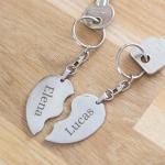 Silberne Schlüsselanhänger mit Namen aus Edelstahl personalisiert 