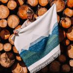 Steppenwolle Decke mit Bergmotiv & Fransen | 100% Mulesingfreie Schurwolle