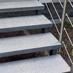 Anthrazitfarbene Treppen aus Granit 