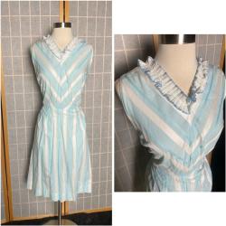 Vintage 1959S Blau-Weiß Gestreiftes Ärmelloses Kleid Mit Rüschenhalsausschnitt, Größe Medium
