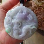 Lavendelfarbene Drachen-Anhänger mit Jade mit Zertifikat 
